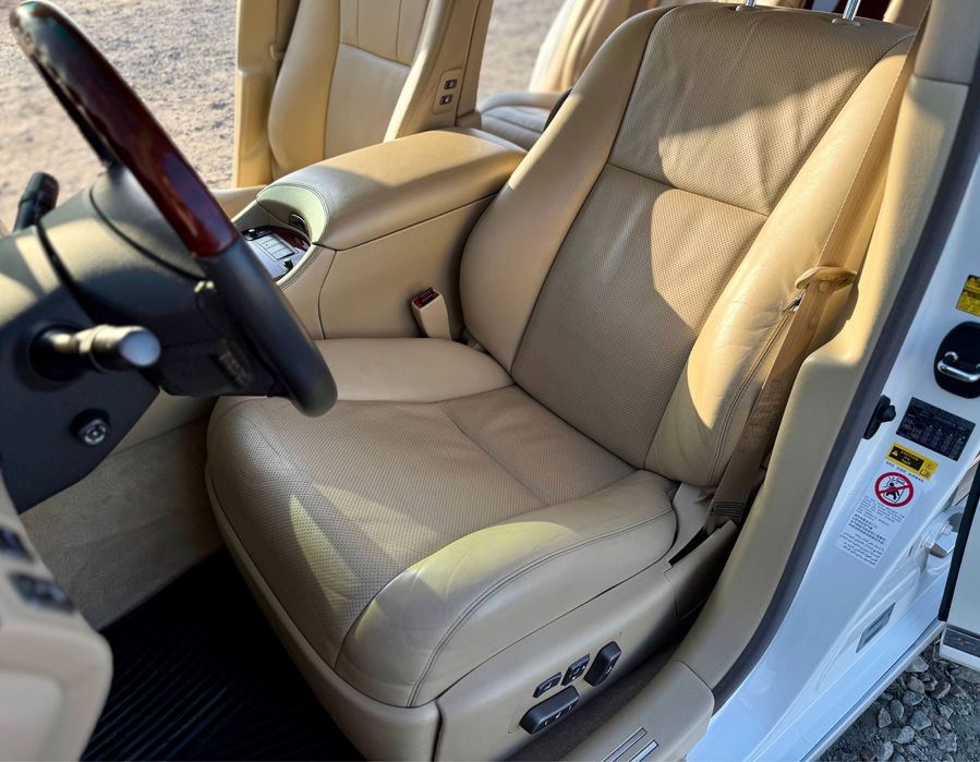Lexus LS ottoman