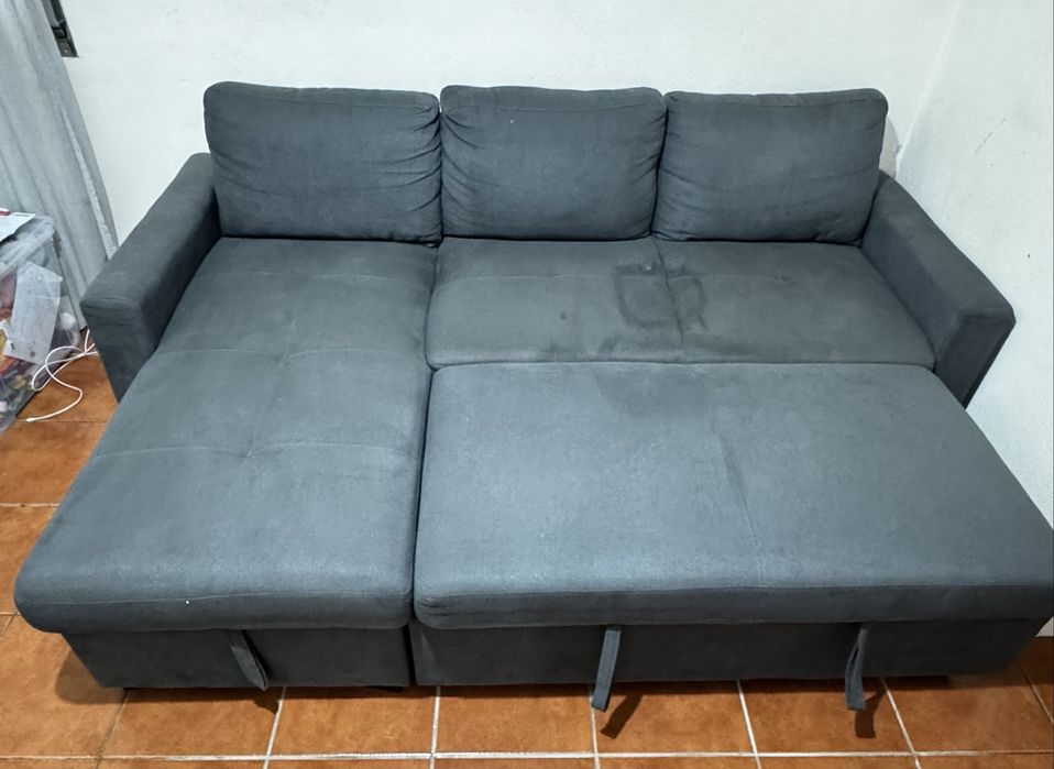 Sofá chaise longue reversível com cama e baú