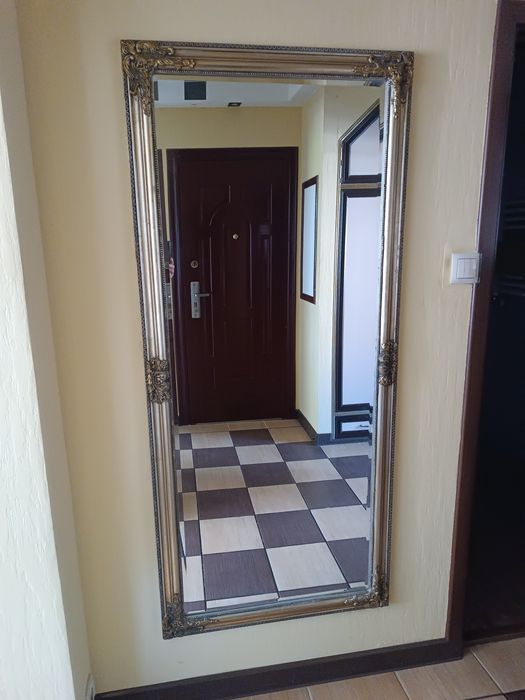 Lustro w złotej ramie