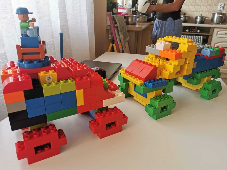 Duży zestaw LEGO DUPLO - setki elementów + figurki – godziny zabawy!