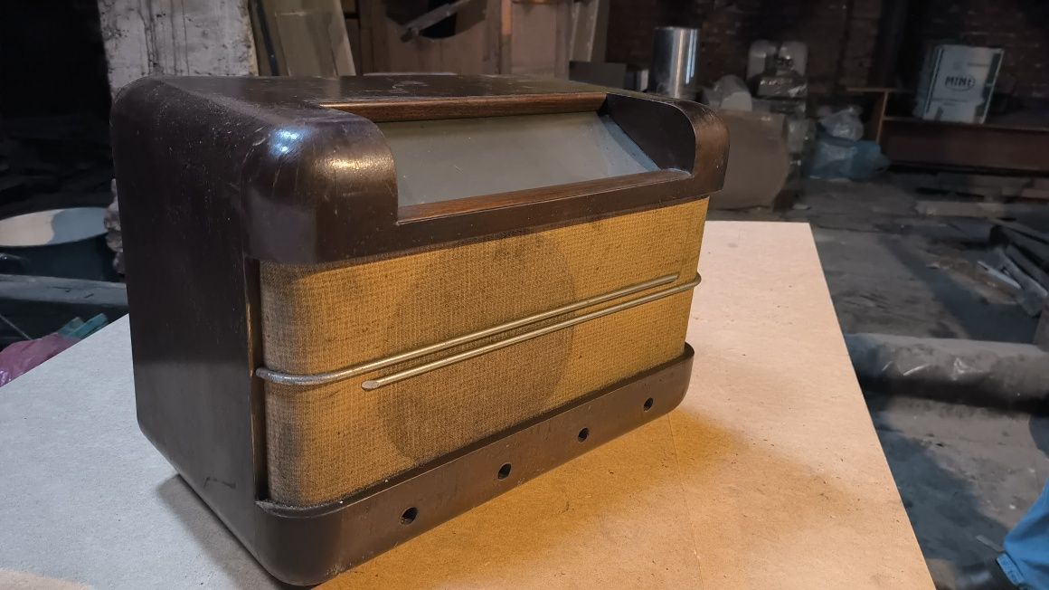 Starodawne radio lampowe IRON