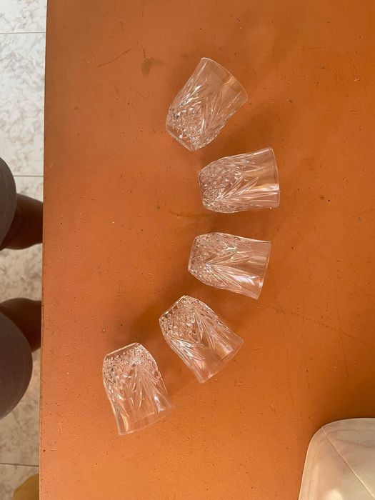 Garrafa de Licor Antiga com 5 copos