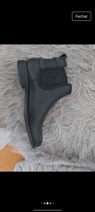 Botas pretas com detalhe em dourado