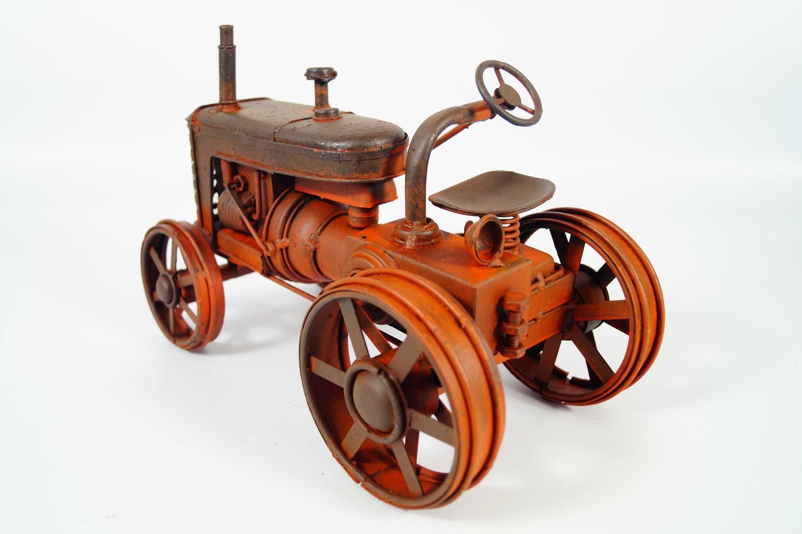 Metalowy pojazd traktor - rekwizyt stary model