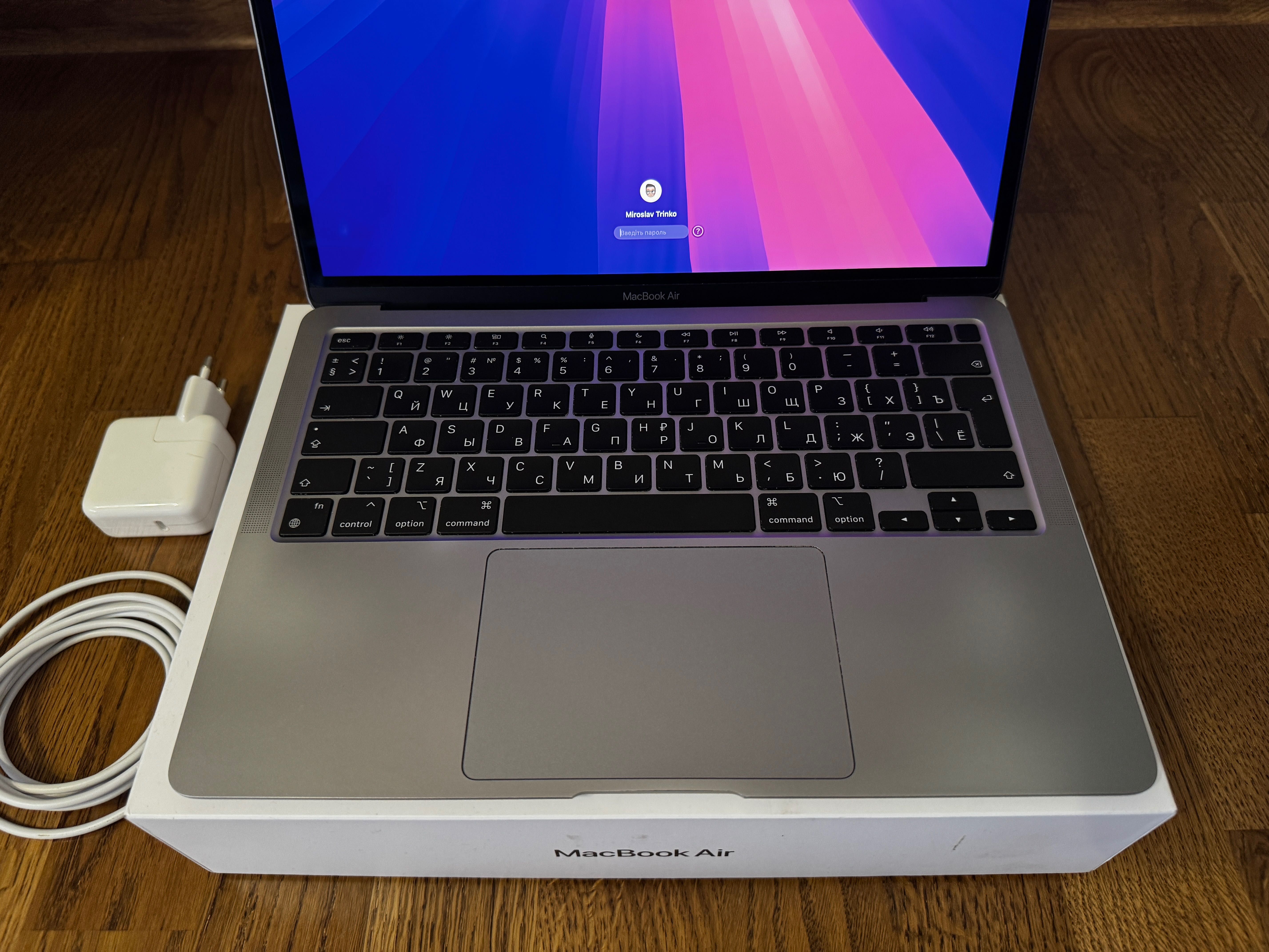 Продам MacBook Air M1 8/256 ГБ