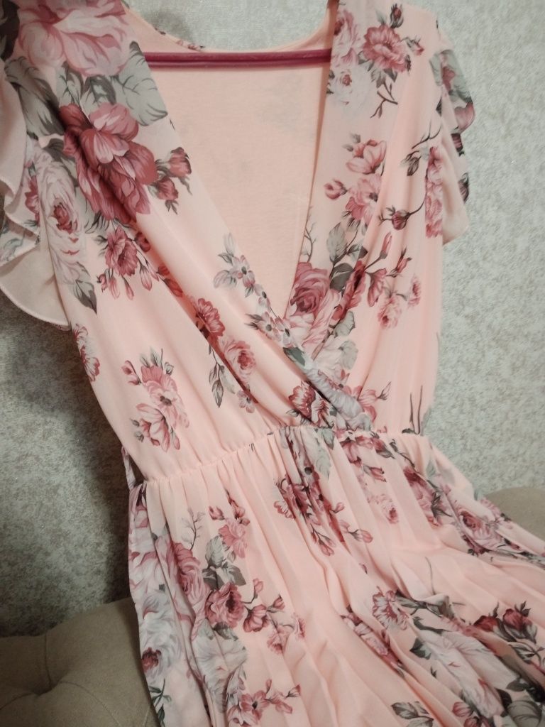 Сукня рожевого кольору з квітковим принтом на літо