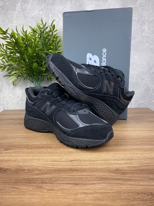 Czarne sneakersy New Balance 2002R r. 38 – zamszowe z amortyzacją