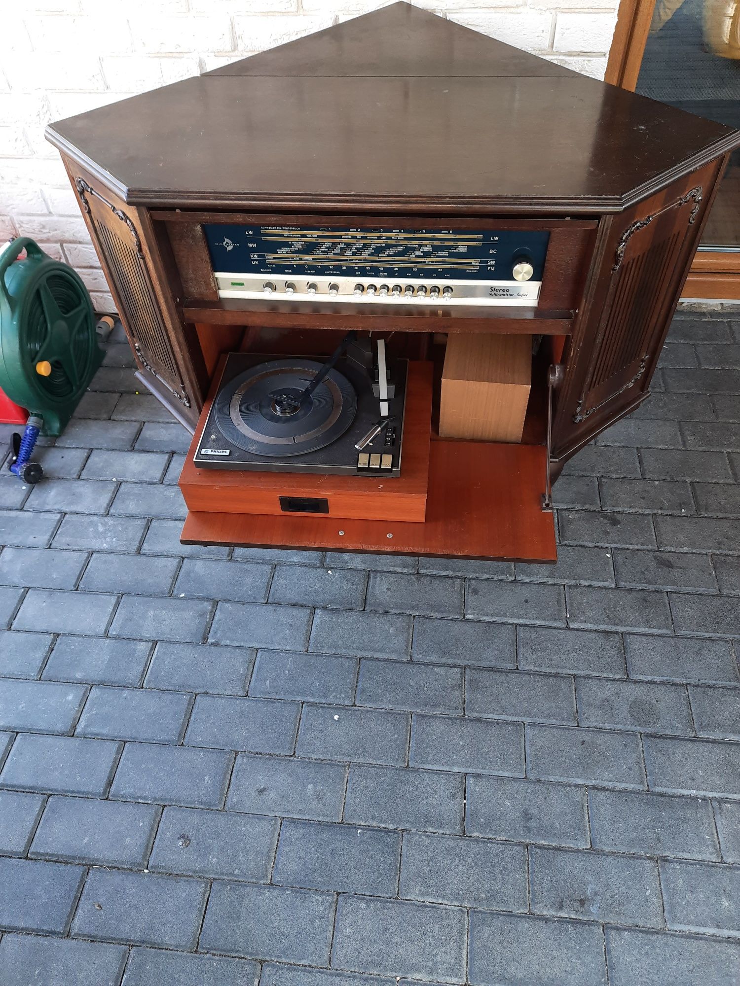 Radio z gramofonem w szafce.