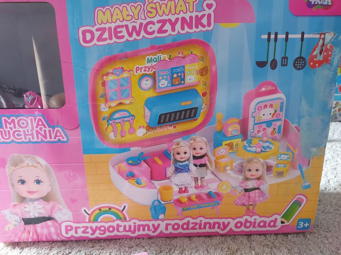 Maly świat dziewczynki / domek z meblami i lalką