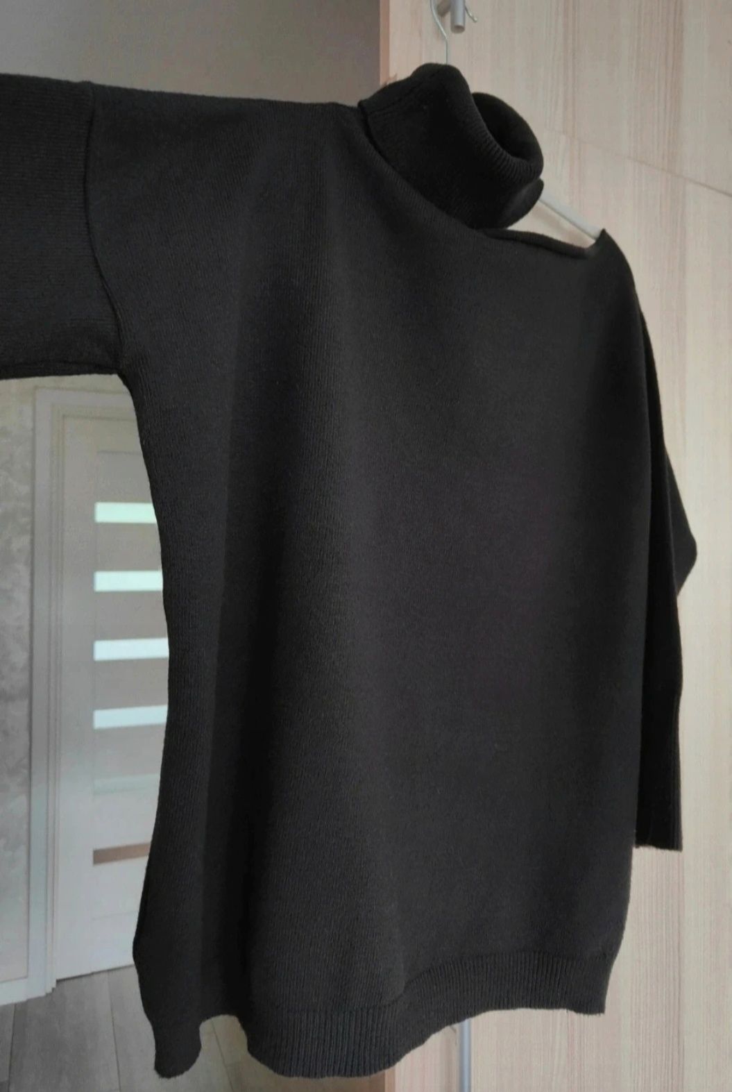 Czarny Golf z rozcięciem na ramieniu,oversize, Laurella, r. one size