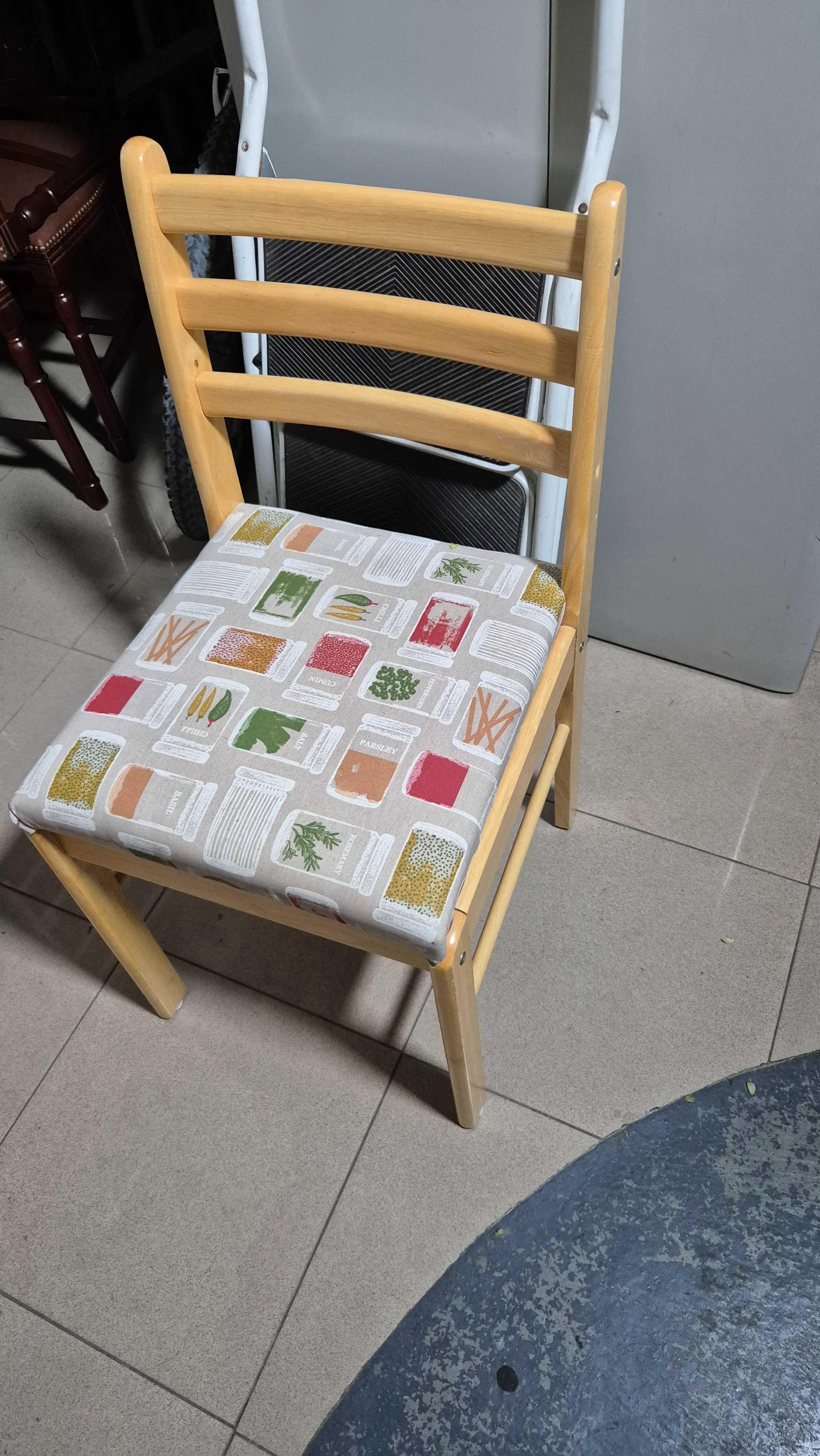 Mesa de cozinha e cadeiras de madeira com assentos estofados