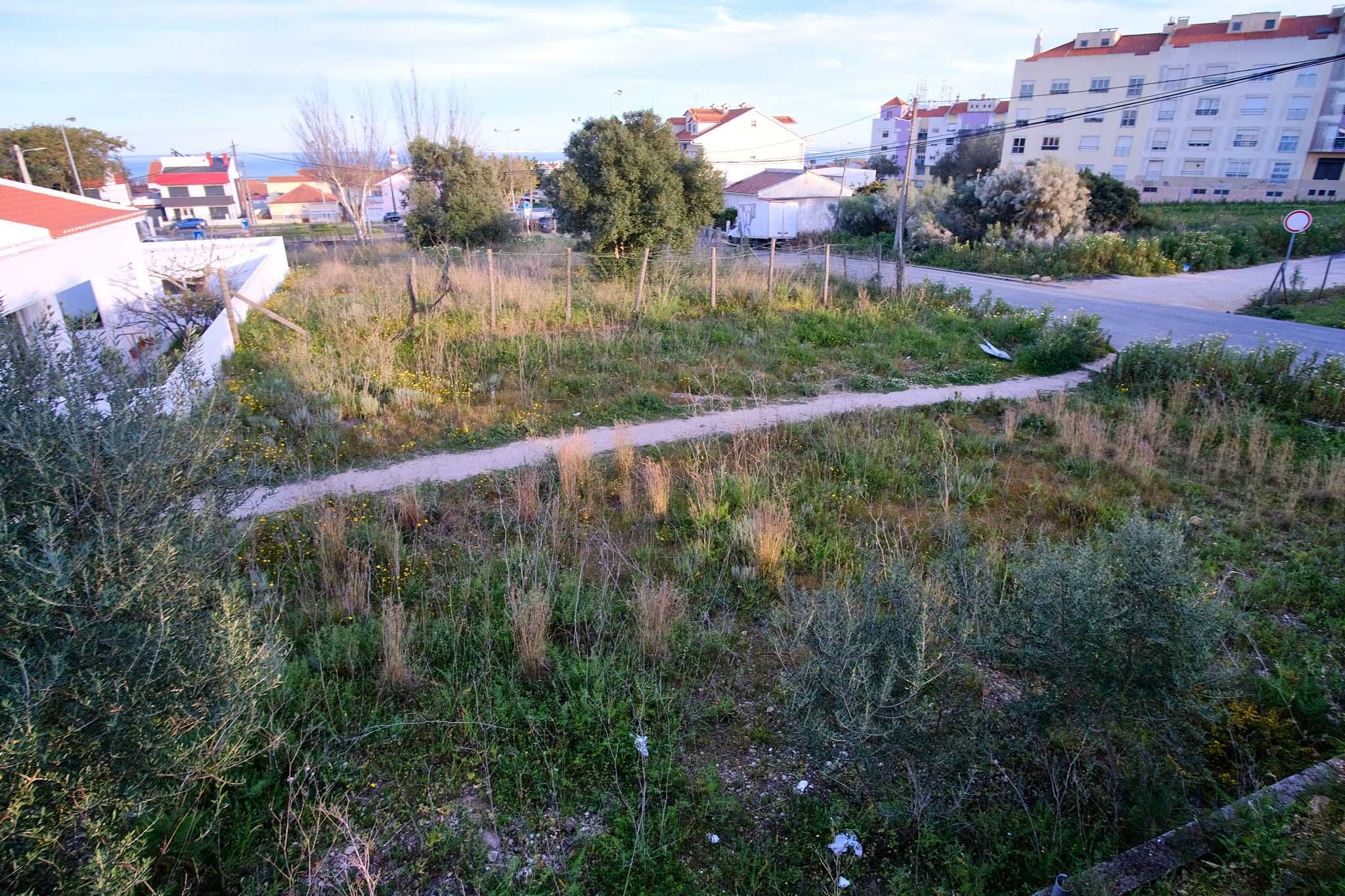 Terreno desafogado em excelente local tranquilo de Sta Iria de Azóia