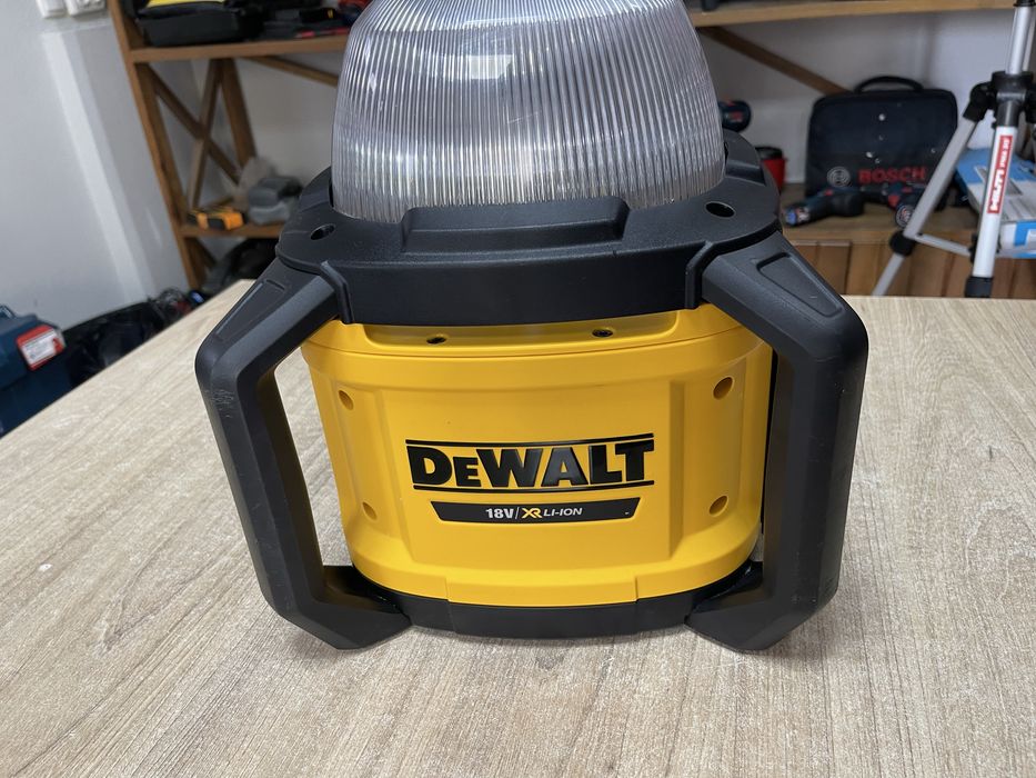 Milwaukee Dewalt DCL074 / акумуляторний ліхтар Девольт