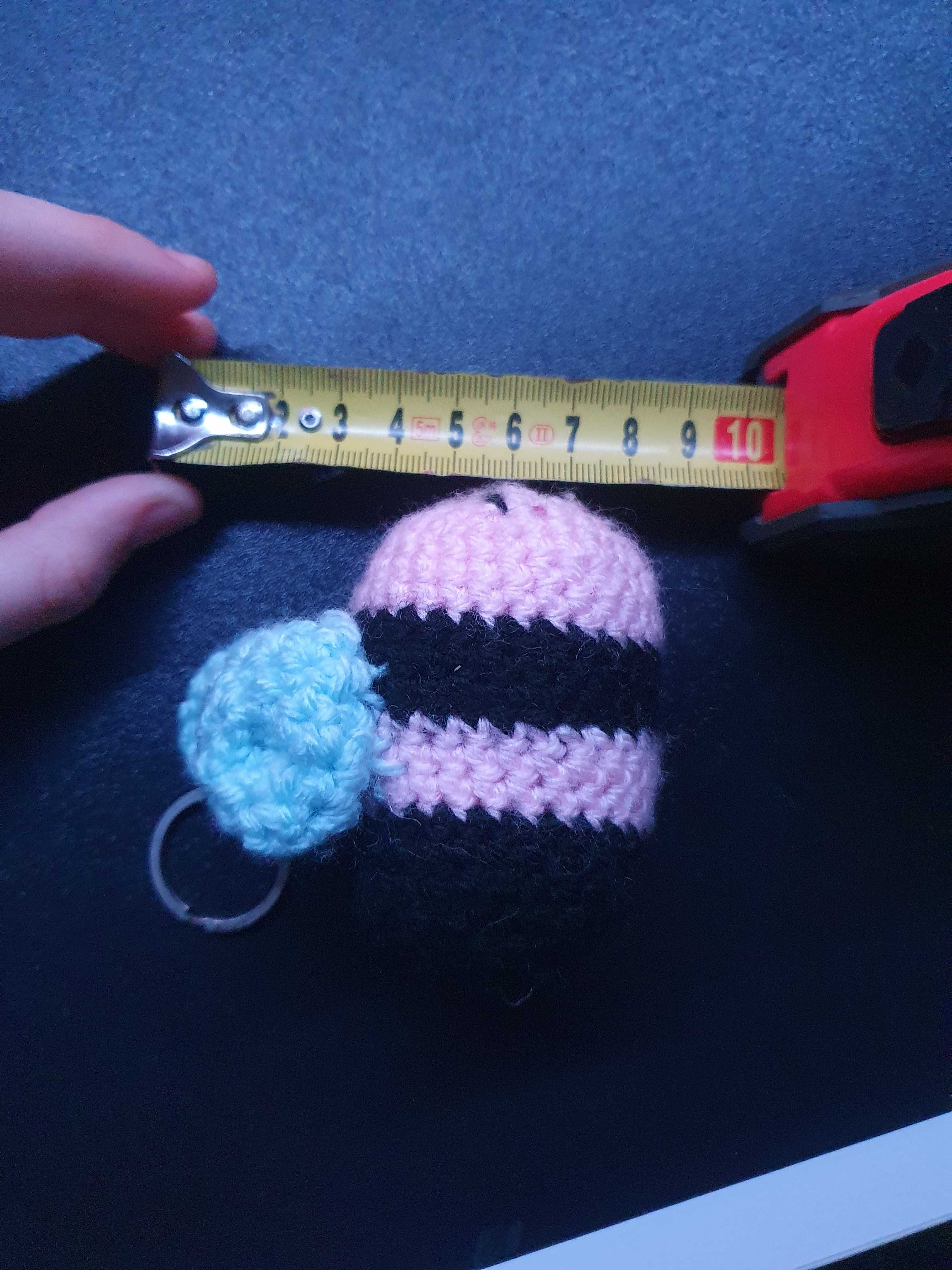 Breloczek pszczoły zrobiony na szydełku #handmade #breloczek