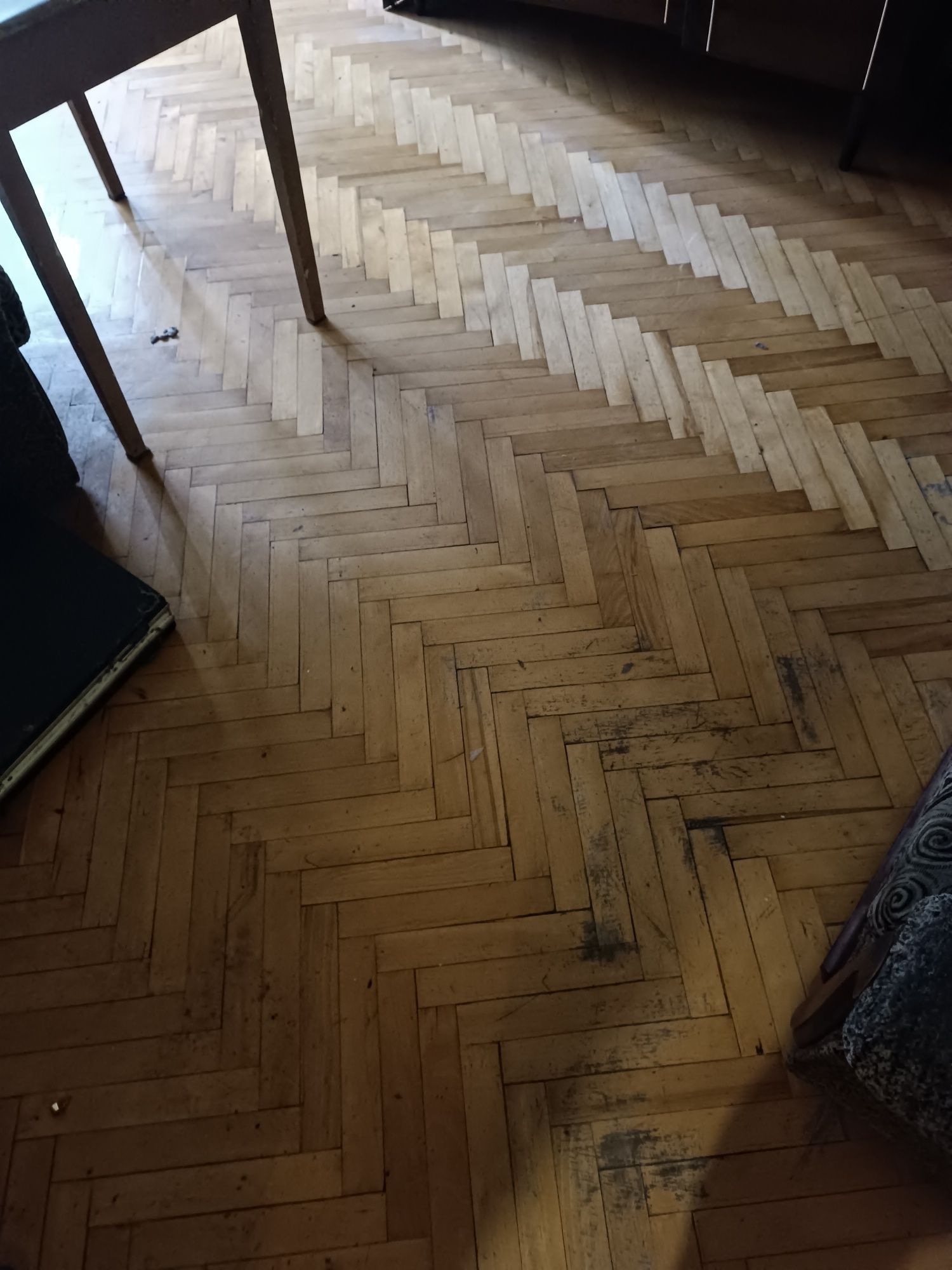 Подарую підлогу.