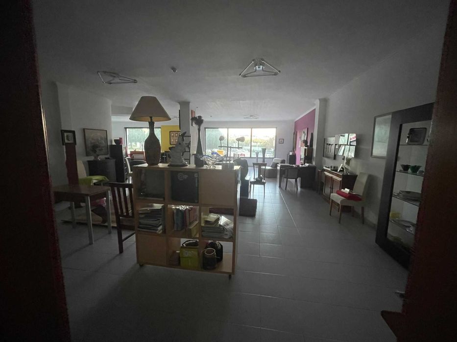 Loja Ampla com Saída de Fumos e Garagem Box | 135 m² | Odivelas