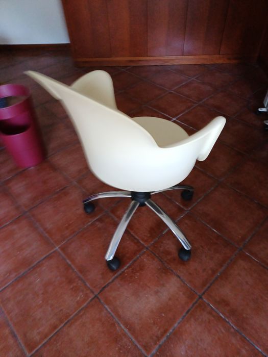 Cadeira com rodas de escritorio