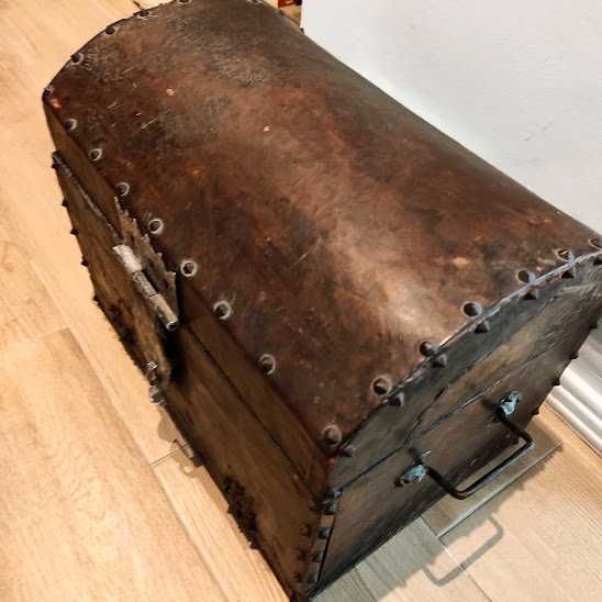 Baú-Bar de antiquário, em madeira, forrado a pele