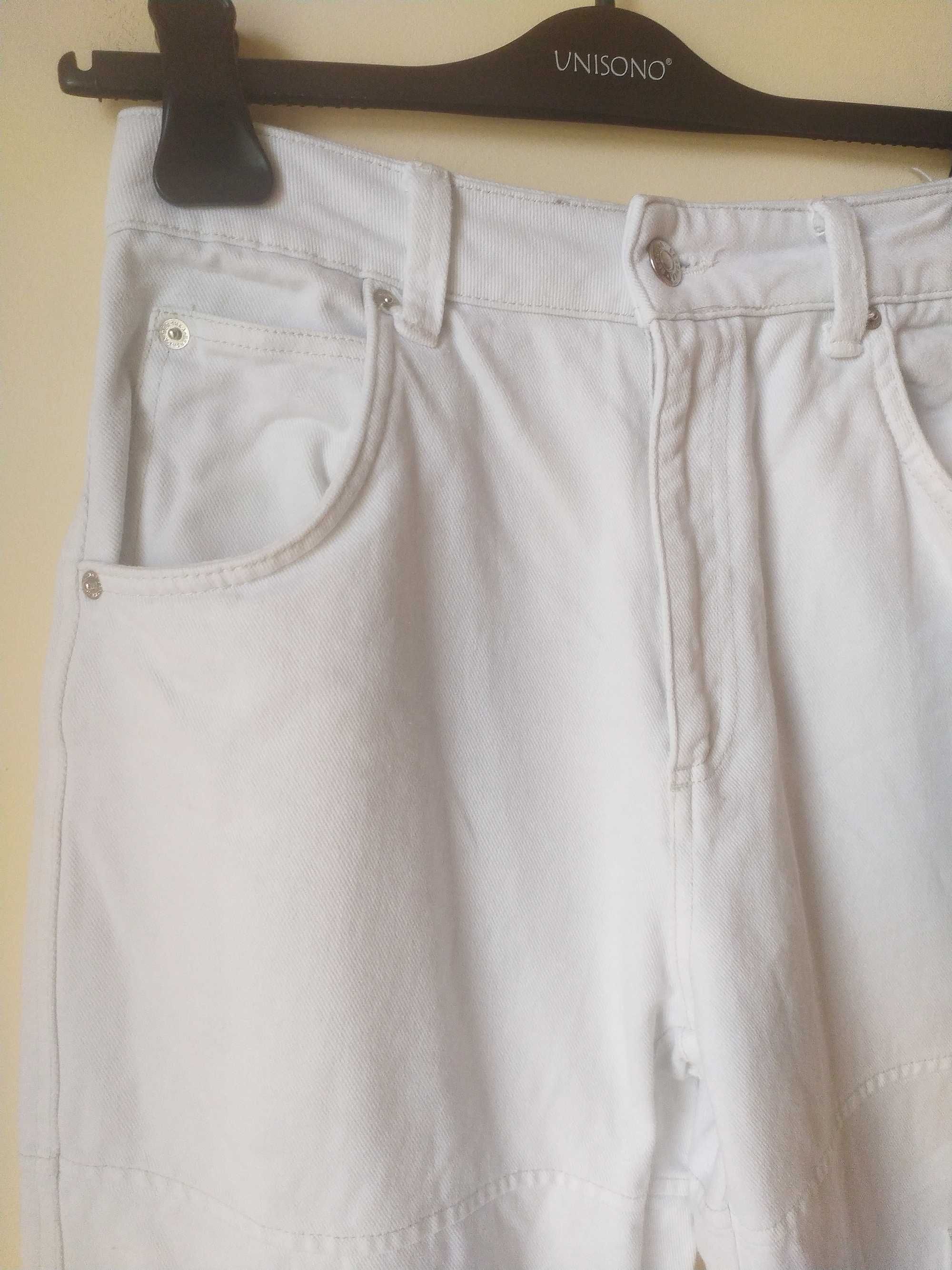 Białe bawełniane jeansy ,jogger , wysoki stan, Bershka,rozmiar M