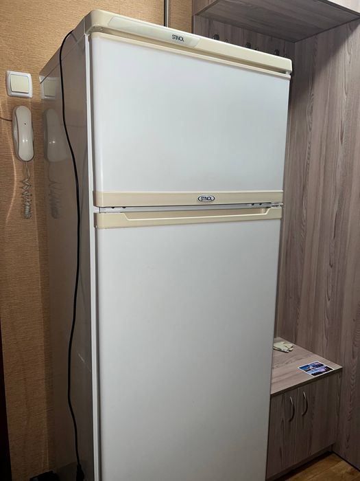 Двухкамерный холодильник с верхней морозильной камерой STINOL 242 EL