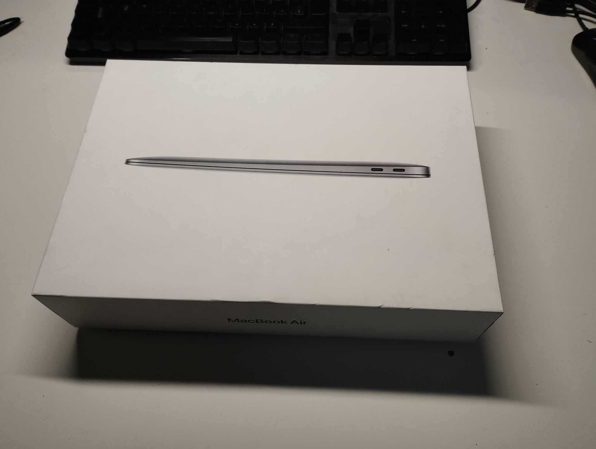 Piękny Laptop Macbook Air z 2022 8 GB / 256 GB Jak nowy + pudełko