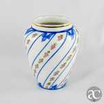 Jarra porcelana Vista Alegre, decorada com flores, circa 1900