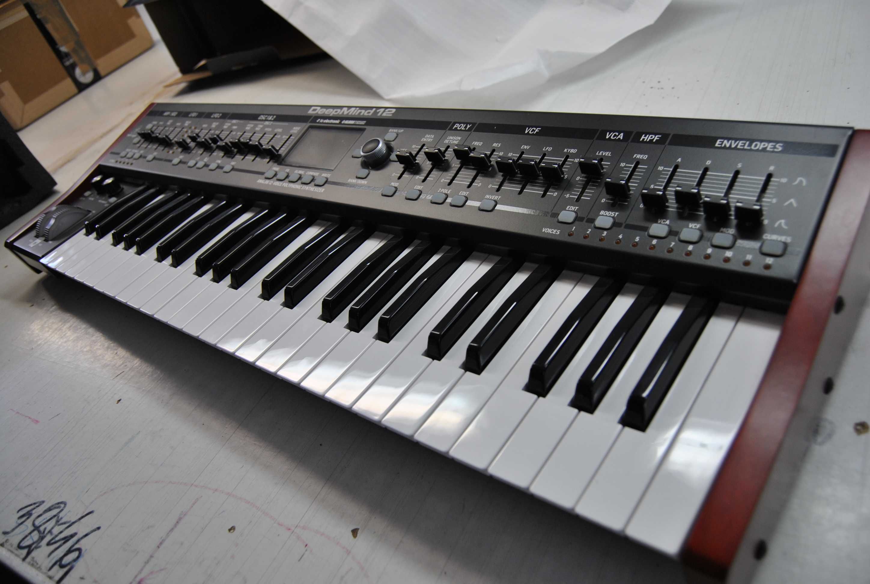 Syntezator analogowy Behringer DeepMind 12