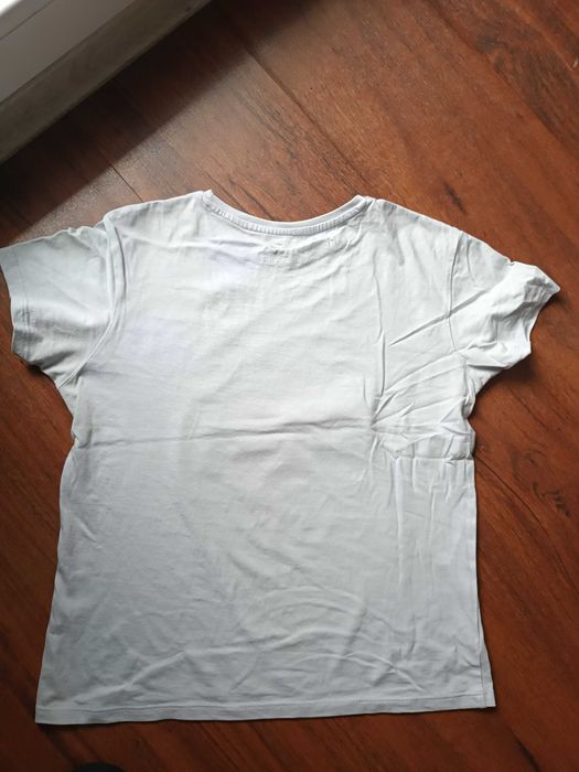 Jasnoniebieski t-shirt z czerwonymi napisami TEX 140/146