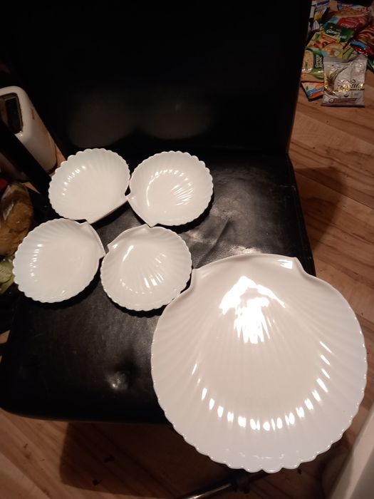 Dwa zestawy porcelanowe duo fala i talerze muszle 4 plus 1