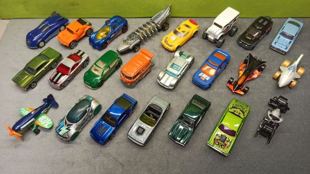 Zestaw 22 pojazdów i samolot od hot wheels samochodziki resoraki
