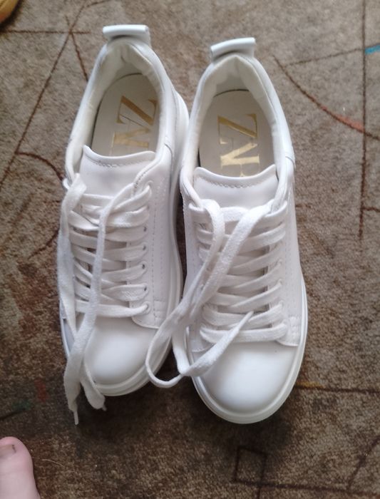 Продаю кроссовки зара пазаліні 36 размер мовиє