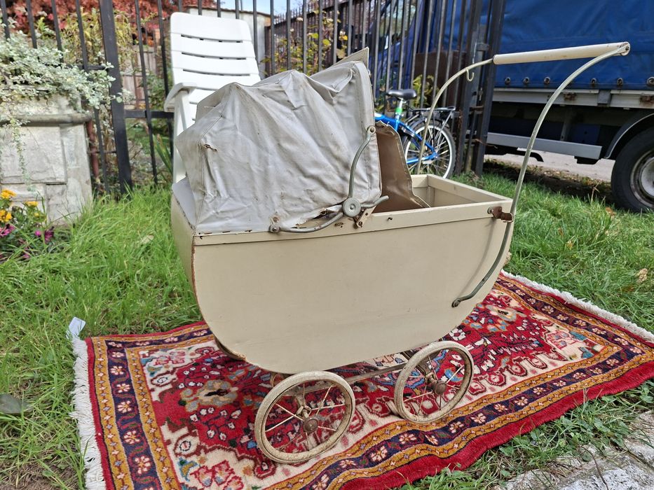 Stary wozek dla lalek