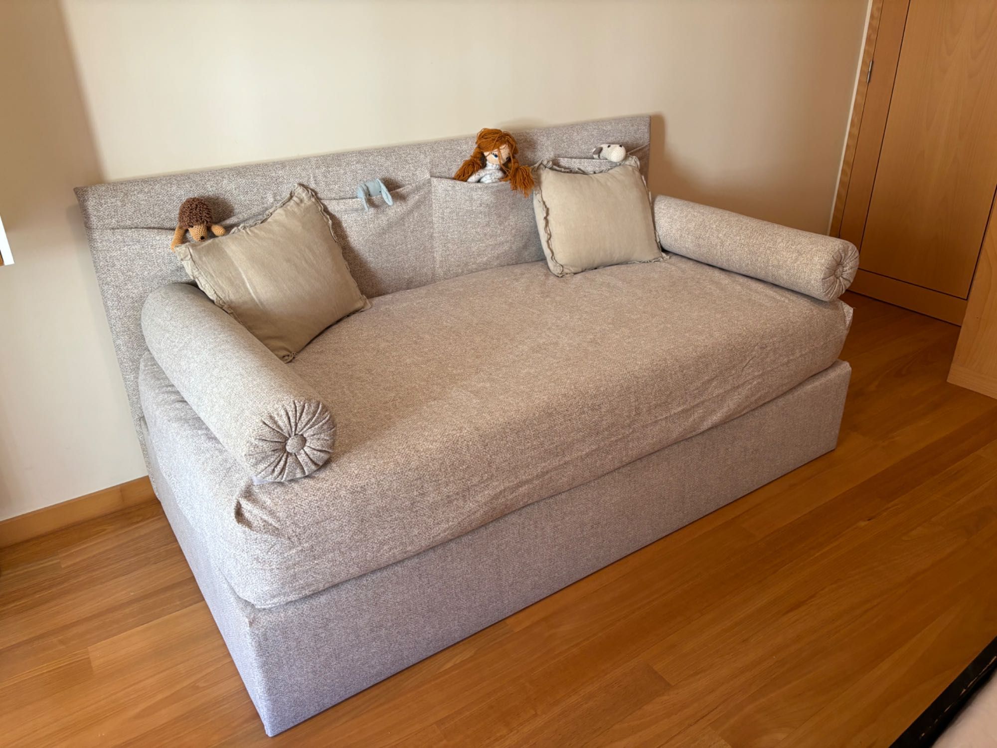 Cama dupla 2x90x190 em tecido lavável com efeito sofá