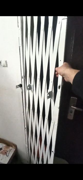 Грати розсувні дверні металеві
