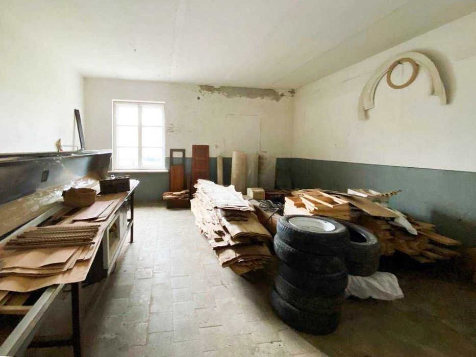 Продам виробничо-складське  приміщення у с. Вістова з рампою .