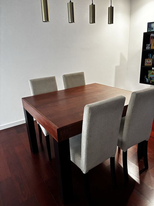 Mesa de jantar e cadeiras