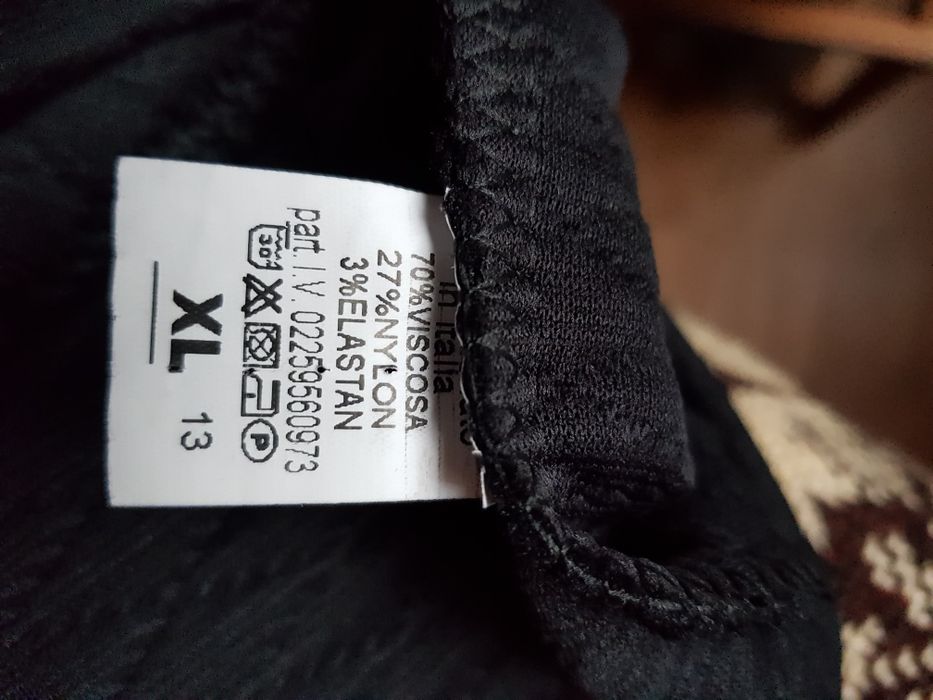 Spodnica czarna ołówkowa zgrabna sylwetka