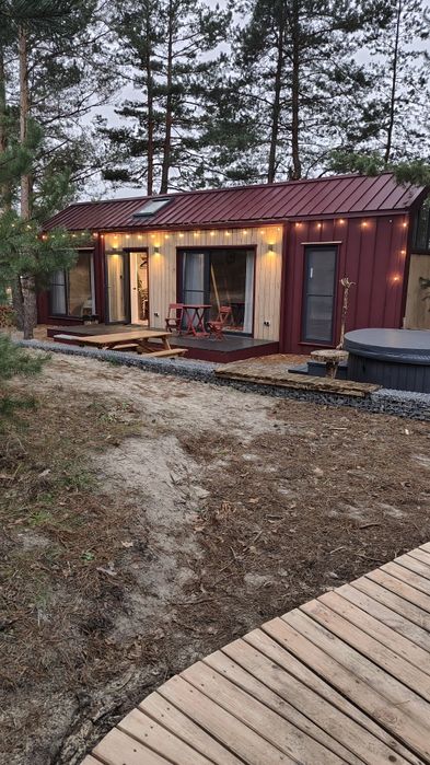 Здається подобово будиночок у лісі