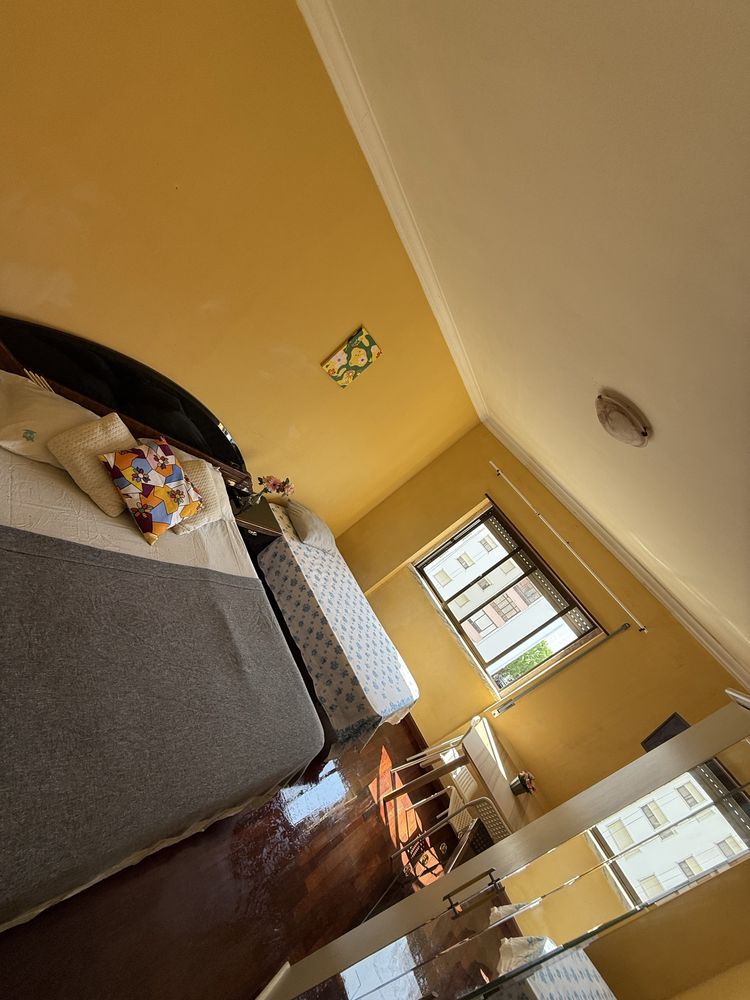QUARTO com casa de banho privativa 2 camas em Massamá