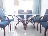 Mesa e cadeiras de sala