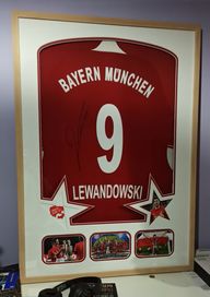 Orginalna koszulka Bayernu z autografem Roberta Lewandowskiego w ramie