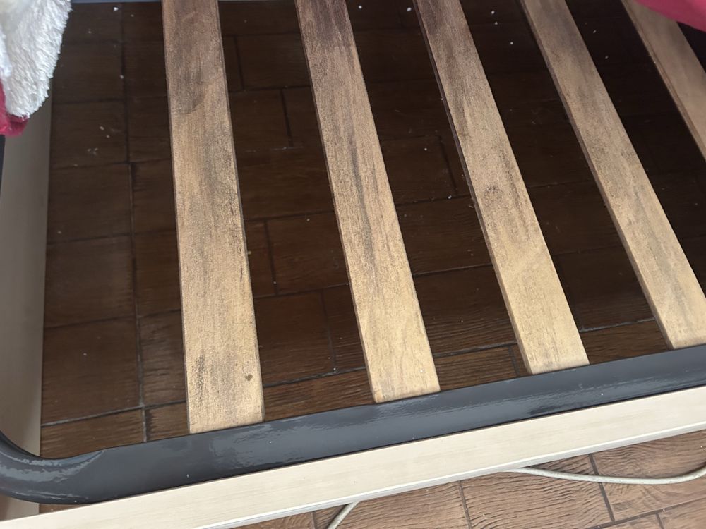 Cama de solteiro creme e azul
