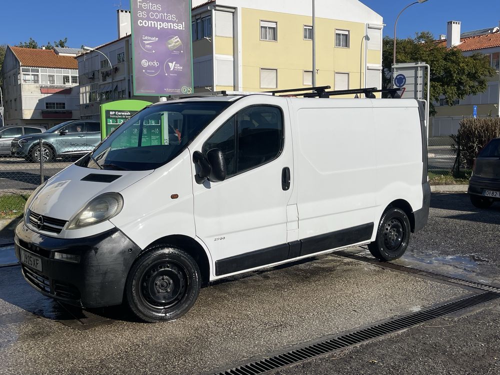 Opel Vivaro 2004 - Carrinha com painel solar | Ideal para aventuras!