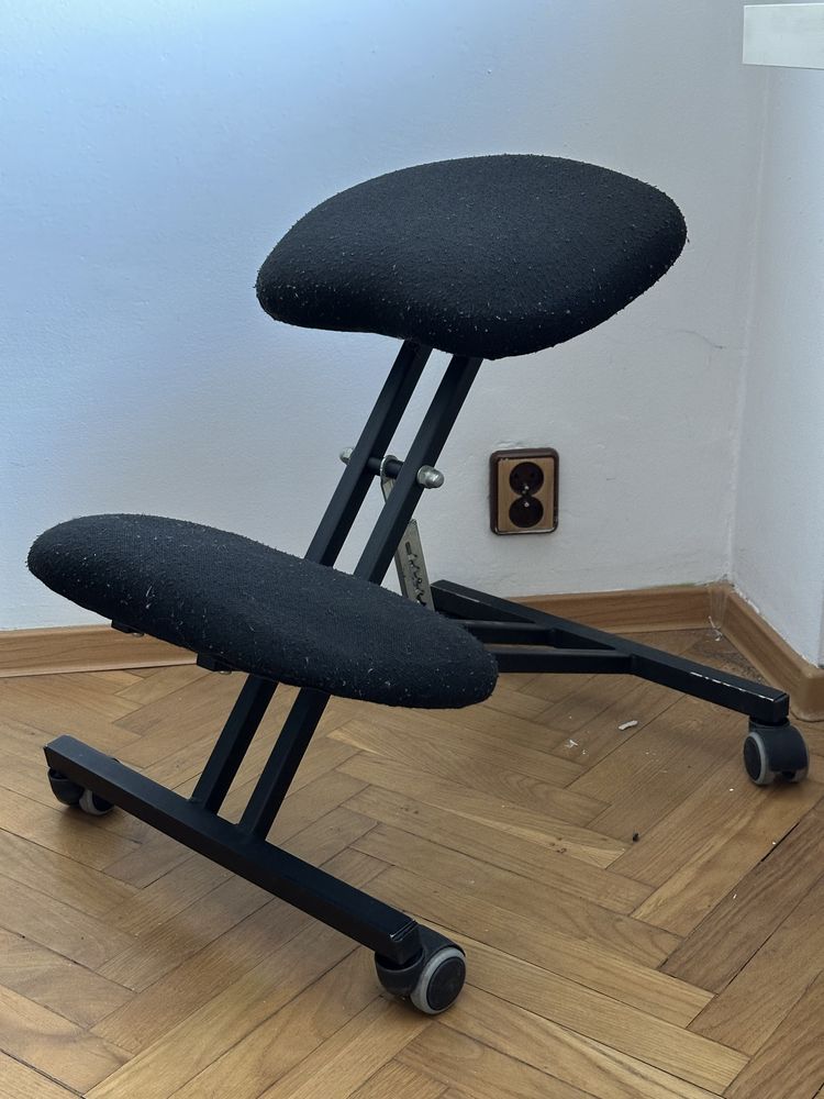 Fotel biurowy klekosiad - kleczak czarny