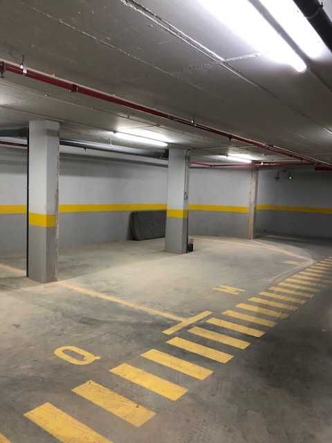 Aluga-se lugar de estacionamento duplo ou simples, em garagem