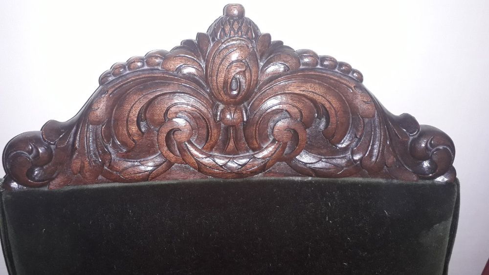 Старовинне крісло з дерев"яною різьбою