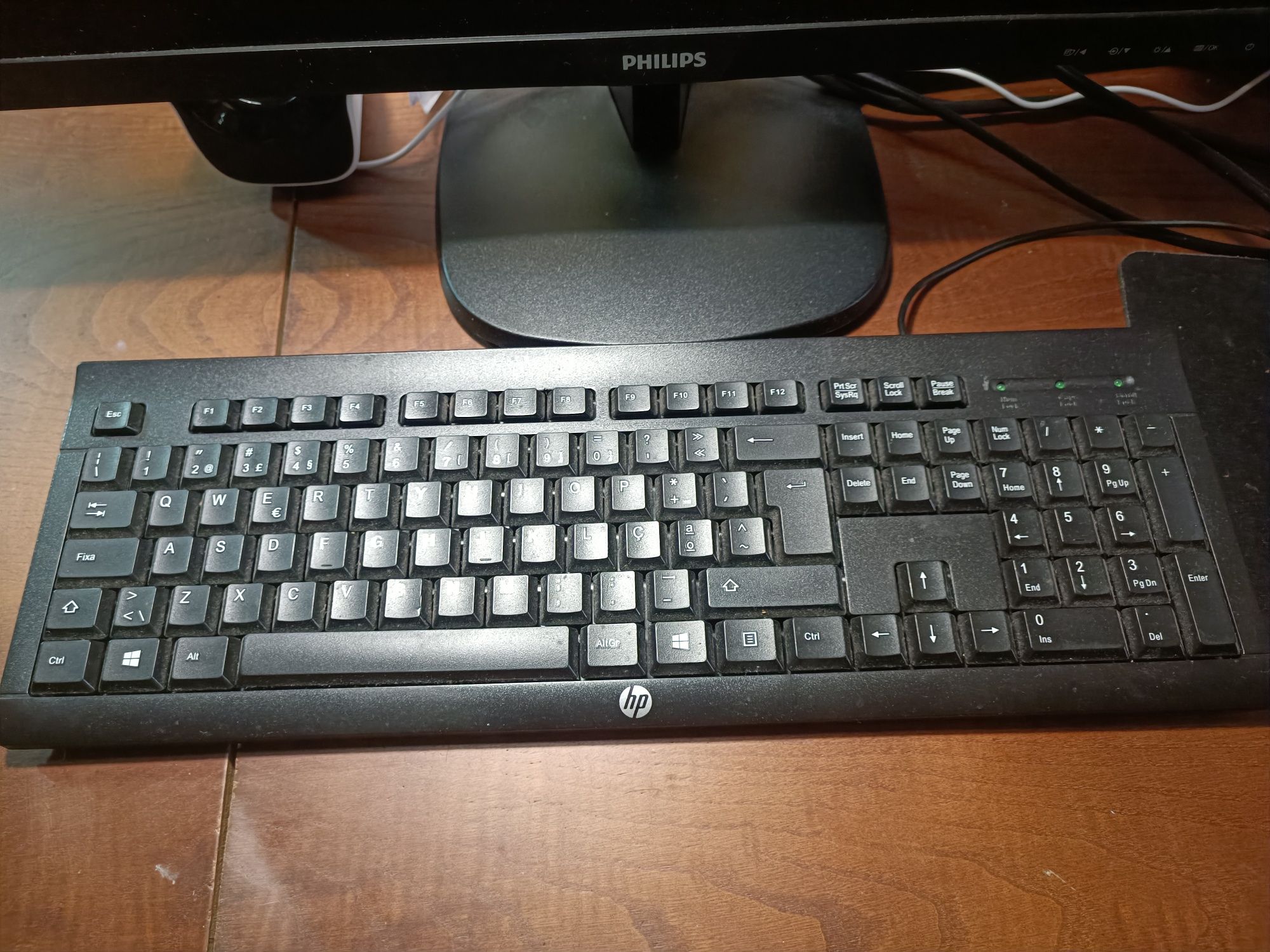 Monitor, teclado e torre