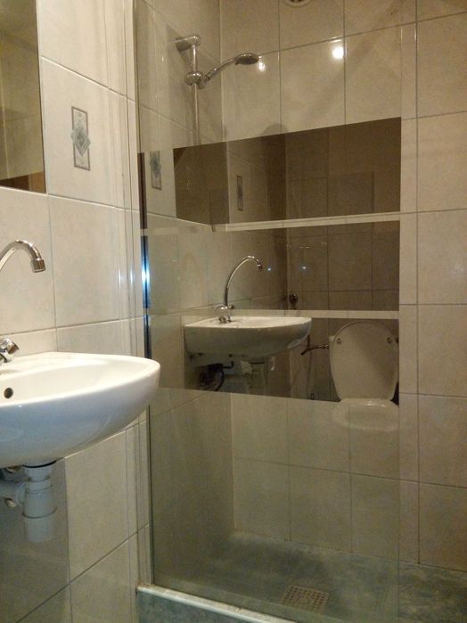 Domek w górach  nad rzeką w lesie weekend wakacje przy szlakach