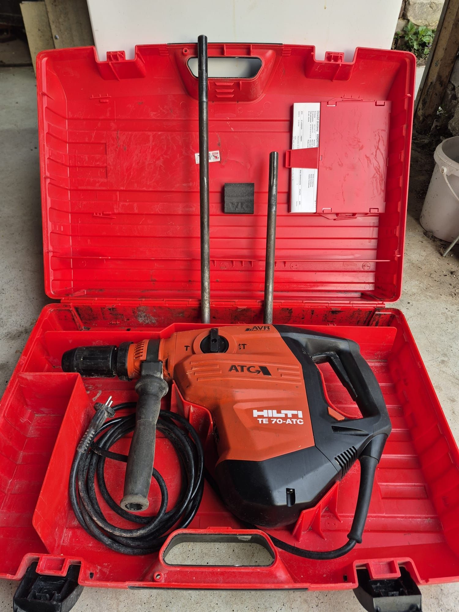 Młot kująco-wiercący firmy HILTI
