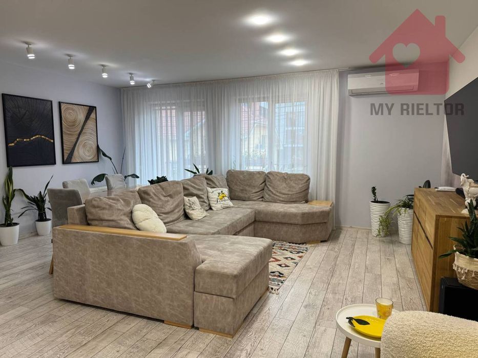 Сучасний будинок з сонячними панелями та гаражем у новому районі.